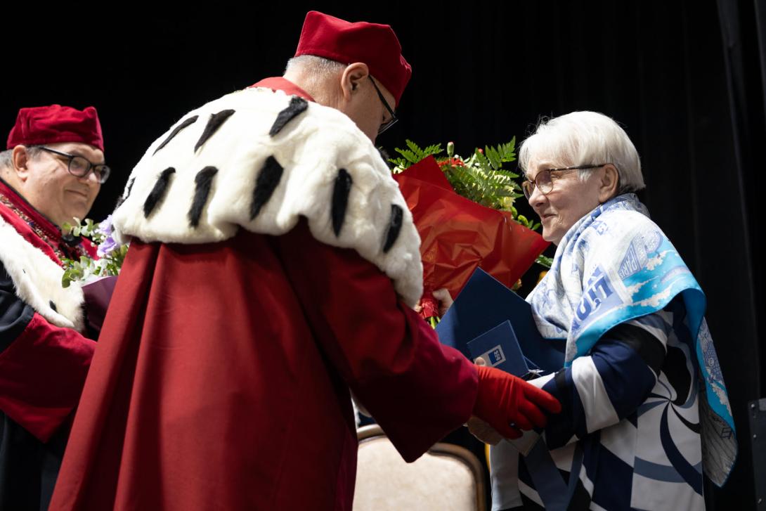 prof. Wilmowska - odznaczenie medalem Uniwersytetu Rzeszowskiego 