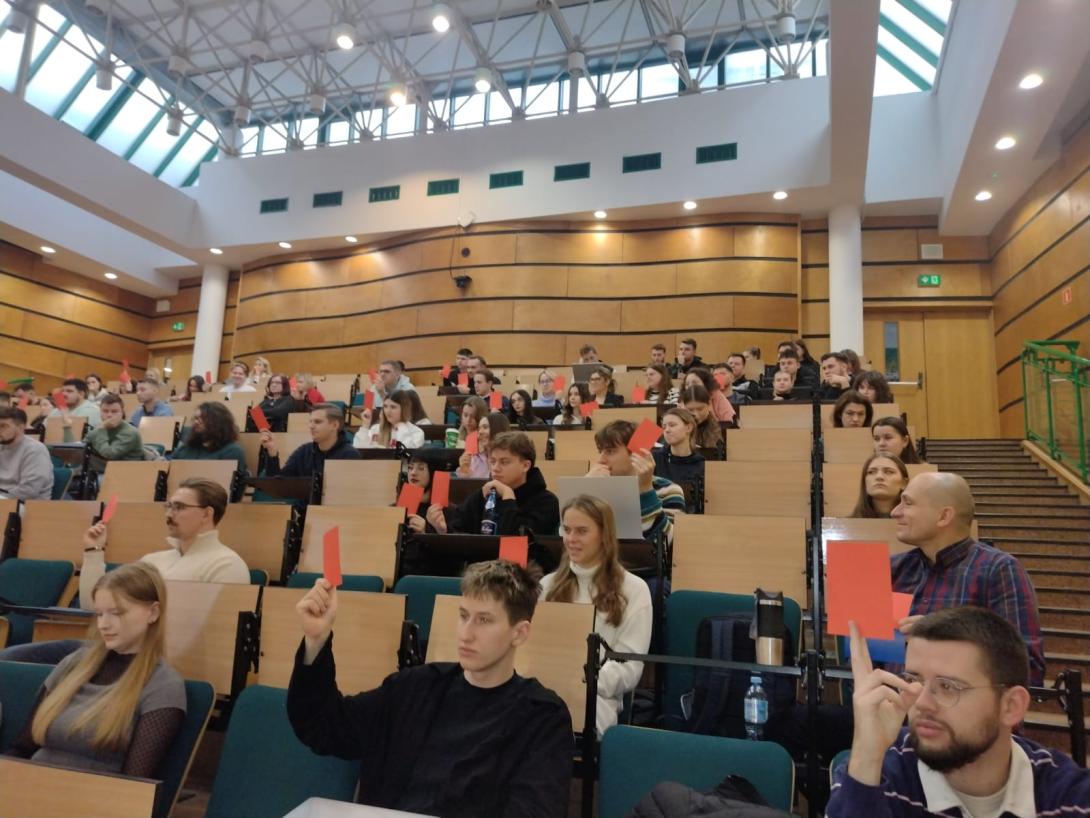 studenci głosują za lub przeciw w trakcie debaty