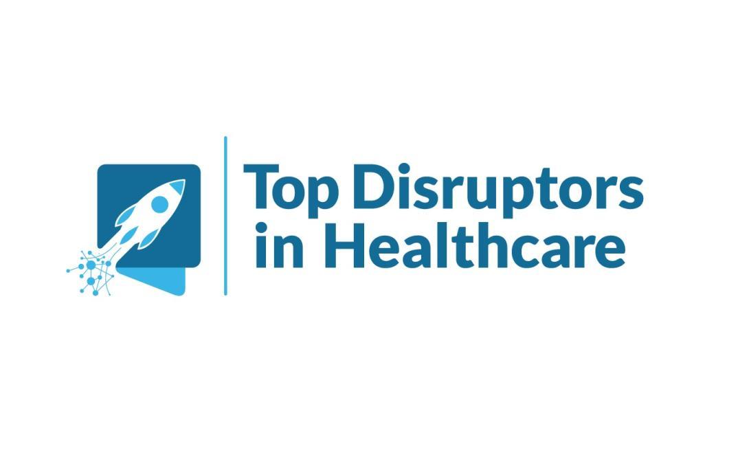Na obrazku znajduje się niebieska rakieta w locie, która jest częścią logo. Obok niej widnieje napis w języku angielskim: "Top Disruptors in Healthcare". Tekst jest ułożony pionowo i znajduje się po prawej stronie rakiety.